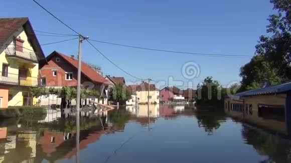 开着船穿过洪水泛滥的街道泛滥的田地村庄农场和房屋洪水和土地造成的破坏视频的预览图