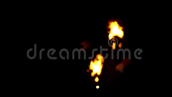 年轻人在夜深人静的时候拥抱两个点燃的火炬在斯隆莫看来很棒视频的预览图