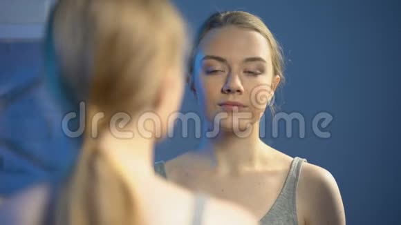 幸福年轻女子照镜子满意皮肤治疗视频的预览图