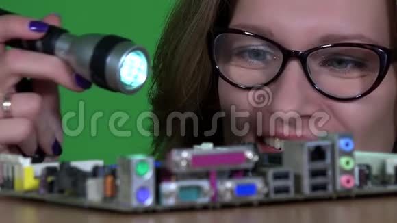 带眼镜的女技师检查闪光灯的电脑部件视频的预览图
