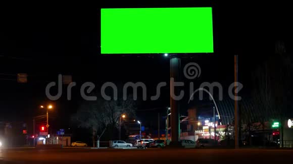 时光流逝高速公路夜城在黄昏时分在道路上有灯光小径的绿键广告广告牌视频的预览图
