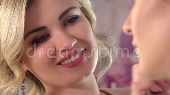 化妆品美容程序化妆师用画笔将眼影涂于女性眼上女性将阴影粉涂于女性眼上视频的预览图
