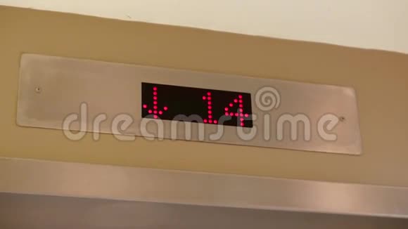 电梯显示楼层从15到主视频的预览图