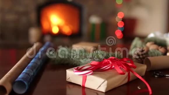 礼品礼品及包装材料包装纸杉树枝球果及桌上彩带消防设施视频的预览图