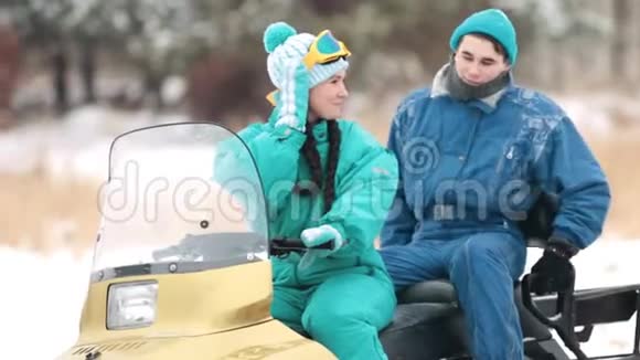 冬天一家人穿着五颜六色的衣服在森林里骑着雪地摩托视频的预览图