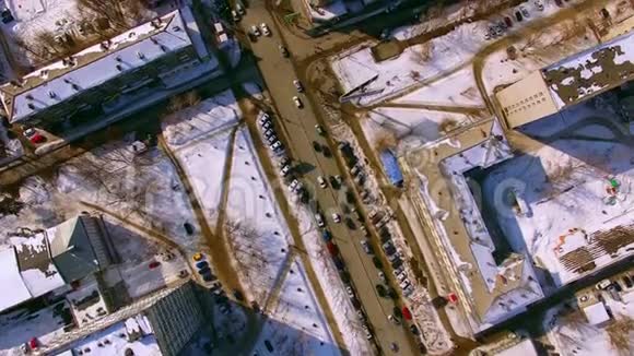 直升机飞过新西伯利亚市的冬季街道往下看4K视频的预览图