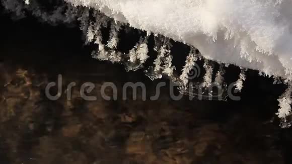 无冰的冬季小溪海岸视频的预览图