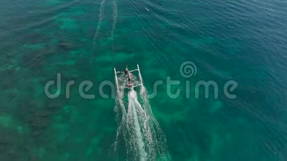 带潜水员到热带岛屿潜水点的渔船的空中射击视频的预览图