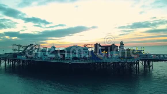 布莱顿码头日出时起飞布莱顿标志性的码头日出视频的预览图