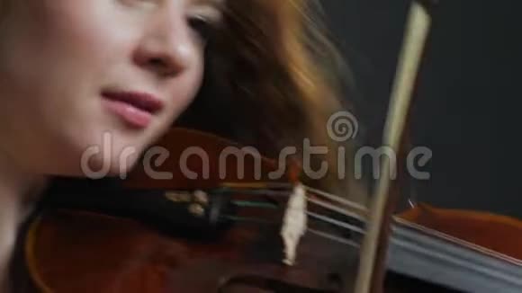 交响乐团音乐演奏家手里拿着小提琴视频的预览图