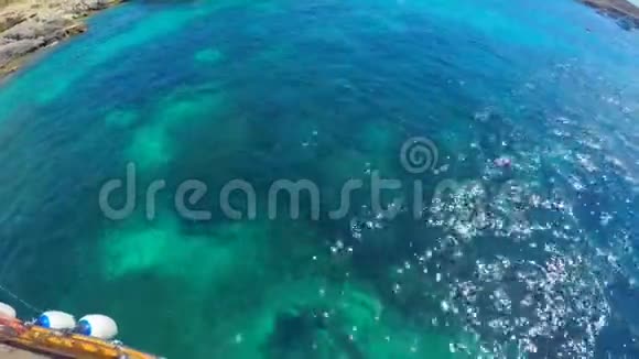 透明的绿松石水在船上马耳他视频的预览图