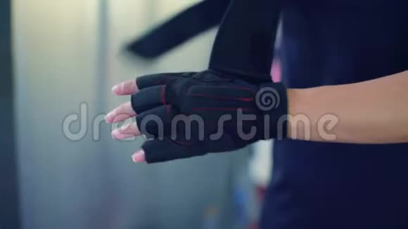 在健身房戴防护手套的贴身女人视频的预览图