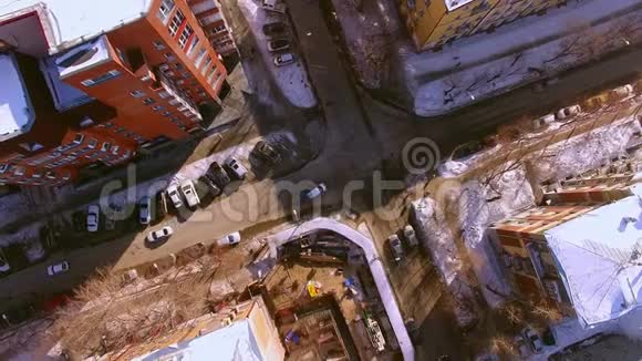 直升机飞过新西伯利亚市的冬季街道往下看视频的预览图