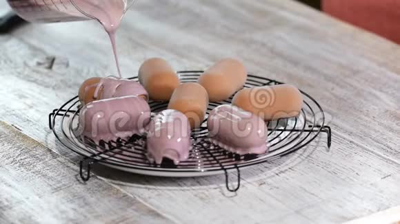 在厨房用镜面釉装饰蛋糕的特写糖果店视频的预览图