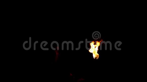 抢劫者在燃烧的火炬上吹气并在缓慢的运动中造成巨大的火焰视频的预览图