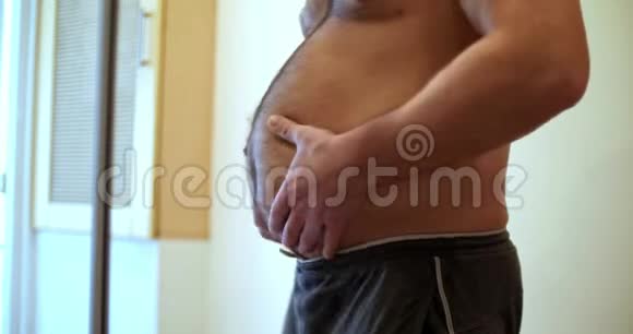 超重男人的肥肚子男子肥腹4K视频的预览图