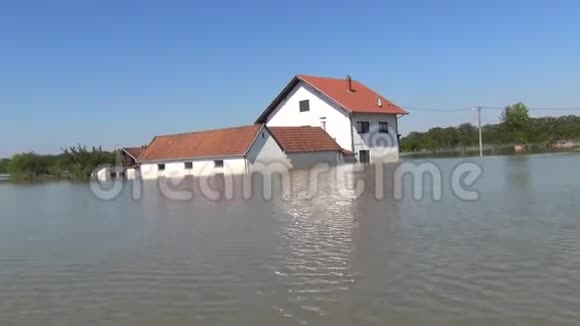 开着船穿过洪水泛滥的街道泛滥的田地村庄农场和房屋洪水和土地造成的破坏视频的预览图