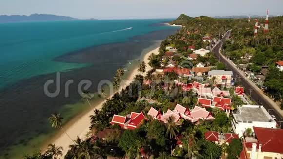 海滨的道路和房屋泰国阳光明媚的一天KoSamui岛上的主干道和沿海别墅的无人视野视频的预览图