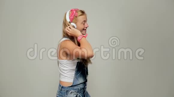 一位美丽的年轻女子听音乐跳舞的肖像视频的预览图