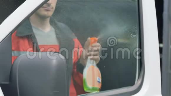 洗车工用喷雾把车窗擦亮视频的预览图