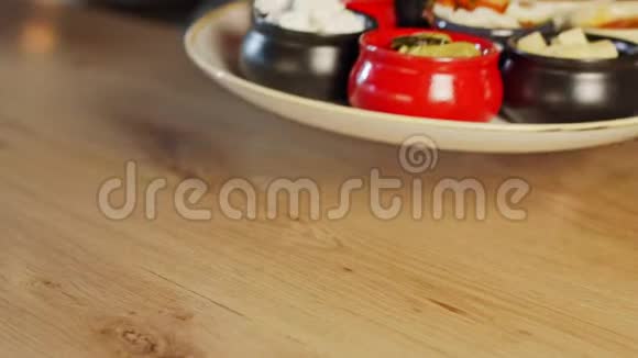 餐馆里供应一盘沙拉和奶酪视频的预览图