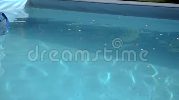 泳池清洁网由左至右滑动视频的预览图