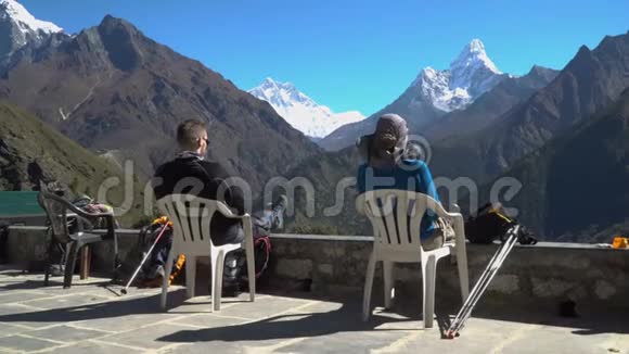 女孩和男孩在喜马拉雅山休息视频的预览图