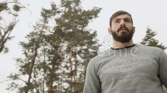 冬季森林里的运动员镜头旋转着视频的预览图