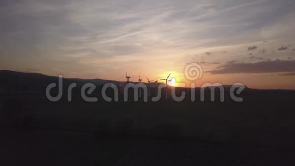无人机日落时的风力发电站浪漫的夜晚和生态清洁电力的现代技术保护t视频的预览图