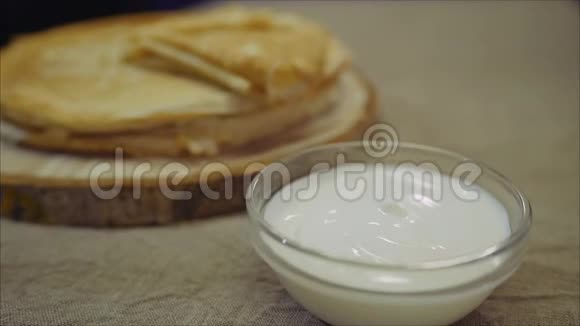 用酸奶油折叠煎饼的慢动作特写视频的预览图