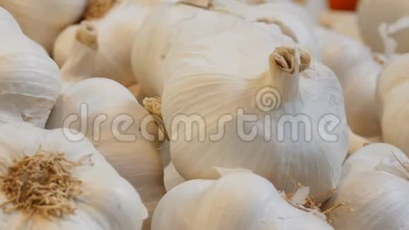 市场柜台上的白色成熟大蒜的大而漂亮的头视频的预览图