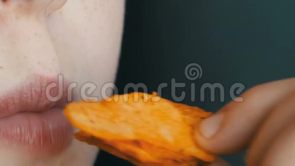 少年嘴吃薯片特写镜头视频的预览图