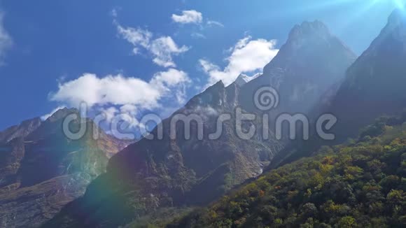 安纳普尔纳地区山区时间推移一座山周围云层的时间推移尼泊尔视频的预览图