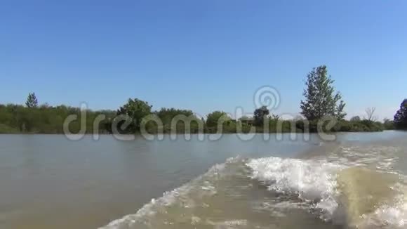 开着船穿过洪水泛滥的街道泛滥的田地村庄农场和房屋洪水和土地造成的破坏视频的预览图