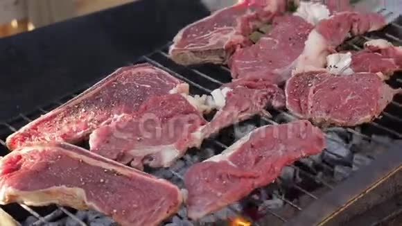 烧烤架上煮牛肉牛排时间过后视频的预览图