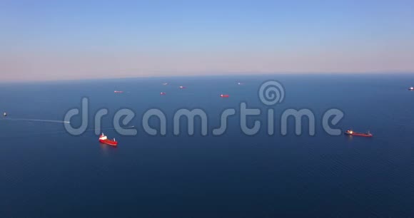 用红色船只俯瞰海景视频的预览图