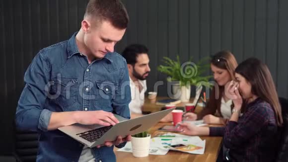 人在办公室使用笔记本电脑视频的预览图