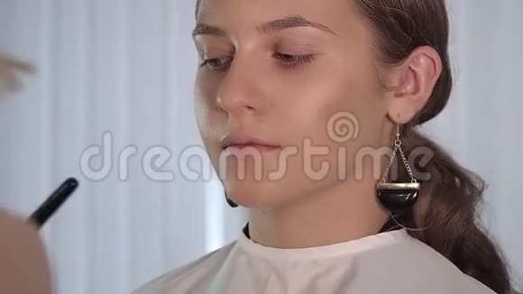 化妆品美容程序化妆师用画笔将眼影涂于女性眼上女性将阴影粉涂于女性眼上视频的预览图