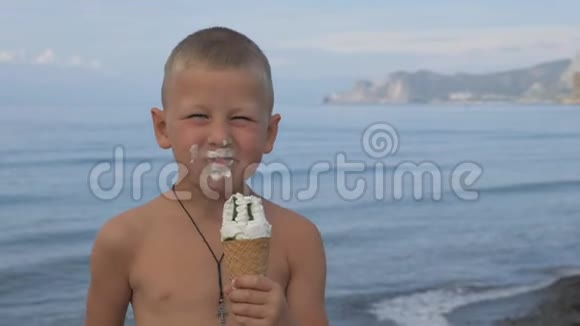 海滩上的孩子吃华夫饼冰淇淋视频的预览图