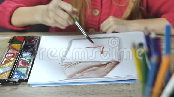 女孩用画笔和彩色颜料作画视频的预览图