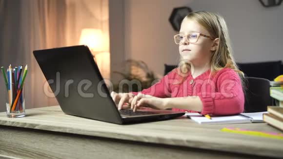 可爱的女学生在家里用笔记本电脑打字视频的预览图