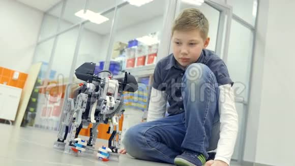 小男孩工程师在工程实验室测试自制机器人视频的预览图