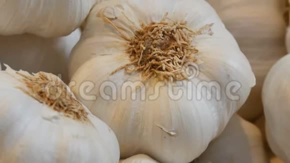 市场柜台上的白色成熟大蒜的大而漂亮的头视频的预览图