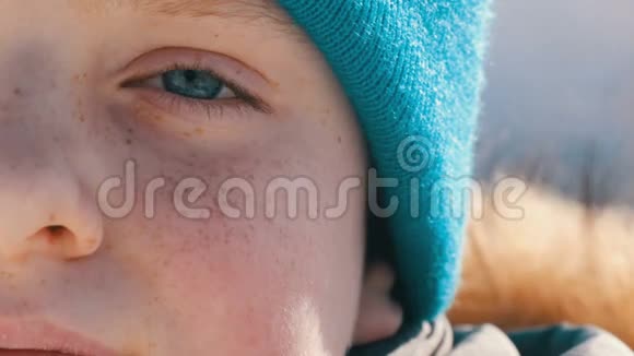 一个年轻英俊的男孩有一双不寻常的绿松石眼睛脸上有很多雀斑眼睛的色调是一顶帽子视频的预览图