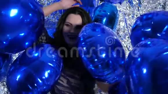 年轻女性在娱乐场所闪亮的墙上的充气气球中心情愉快视频的预览图