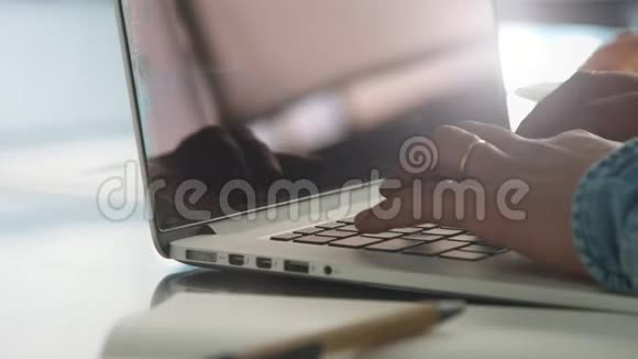 男人手和笔记本键盘的特写视频的预览图