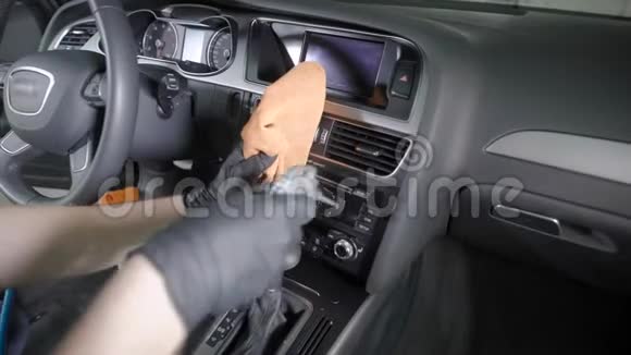 工人用抹布擦拭汽车面板视频的预览图
