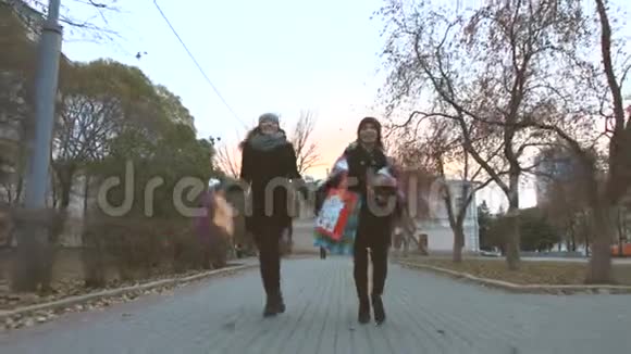 两个跑步的女朋友一起购物视频的预览图