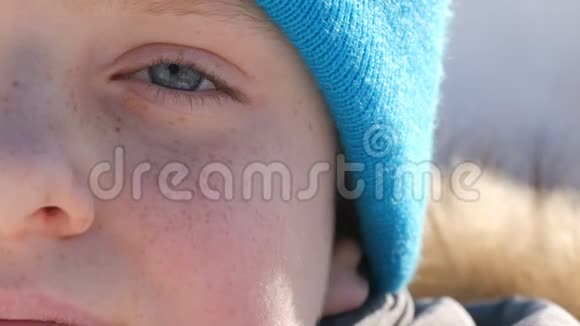 一个年轻英俊的男孩有一双不寻常的绿松石眼睛脸上有很多雀斑眼睛的色调是一顶帽子视频的预览图