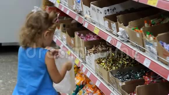 超市里的孩子买糖果和糖果购物商店视频的预览图